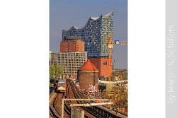Hamburg Elbphilharmonie mit U-Bahn