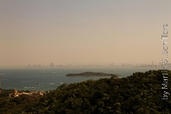 Koh Larn Panoramablick auf den vorderen Teil der Insel Bild 2
