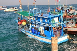 Koh Larn  Fischer im Boot arbeiten am Netz