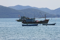 Satahip - Fischerboote vor der Küste