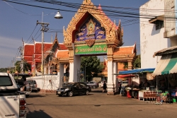Satahip Wat Luang Por Eingang Bild 1