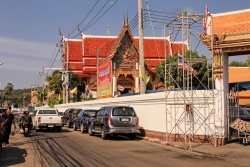 Satahip Wat Luang Por - Ansicht von der Seitenstar