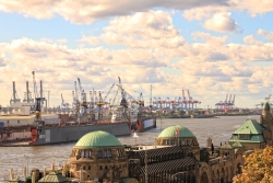 Hamburger Hafen - Panorama auf Trockendocks und Krahne Bild 5