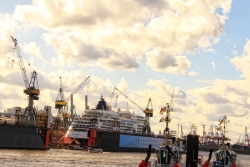 Hamburger Hafen - Kreutzfahrtschiff Europa im Trockendock