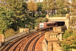 Hamburg - Ubahntunnel Sankt Pauli mit Zug Bild 2